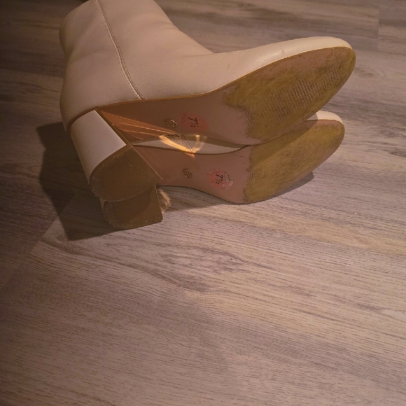 Elegant Cream Ankle Boots - Picture 3 of 4